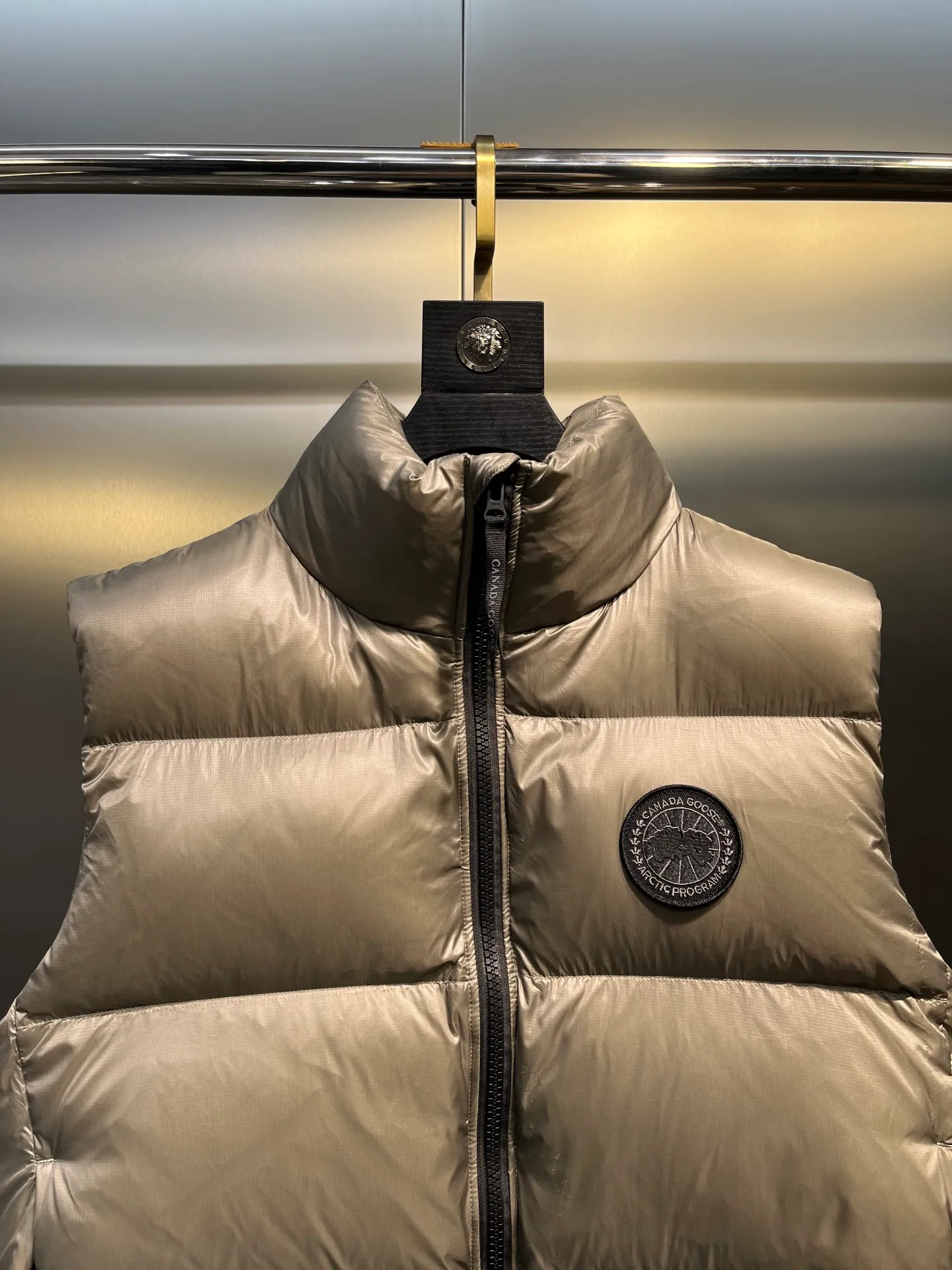 P540 🇨🇦Canada Goose""🇨🇦🌟 Canada Goose Puff Down Vest has always been recognized as the warmest down jacket. Various Instagram celebrities, Internet celebrities, and celebrities often wear it for street photos. I make Canada Goose every year, but I still can't get rid of my love for it. No matter how cold the days are, there is no need to be afraid, because there is! Filled with 90% white duck down, it is the legendary warmest down jacket and is known as a must-have for Arctic outdoor sports! The most popular down jacket in the world, celebrities are rushing to buy it, it is a must-have!  size：xs-xl